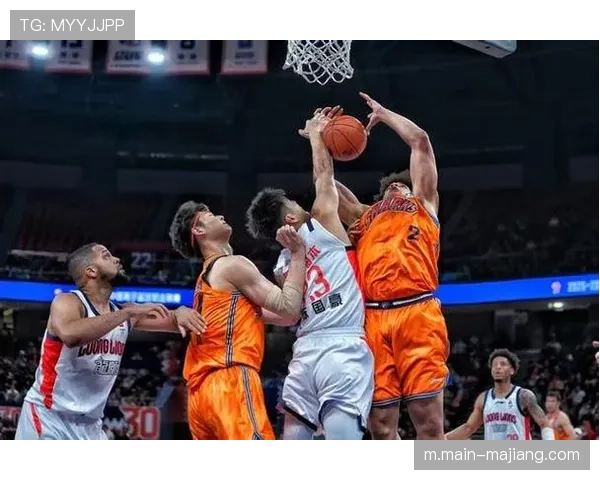 上海队内外结合战术：王哲林与怀特塞德双塔如何吸引包夹分球